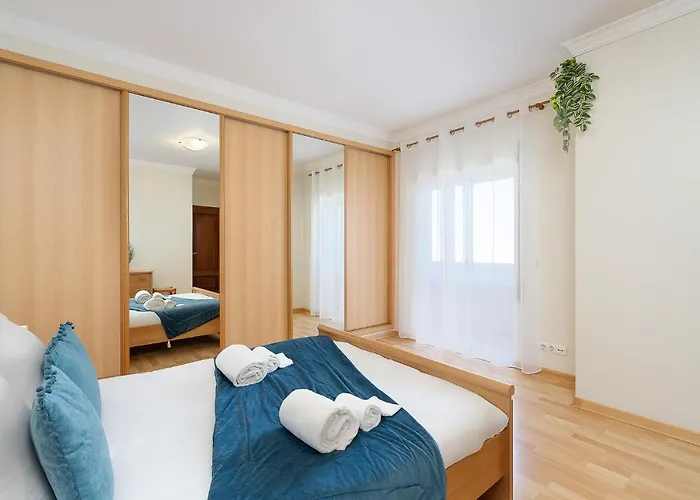 Comfy 4bdr In By Lovelystay