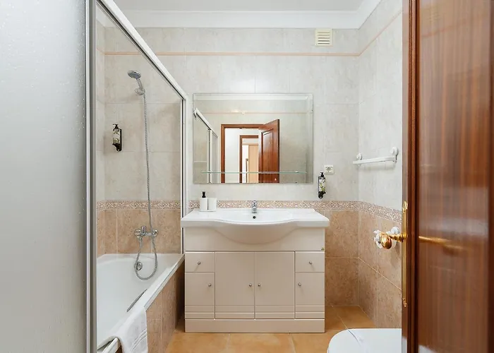 Comfy 4bdr In By Lovelystay *