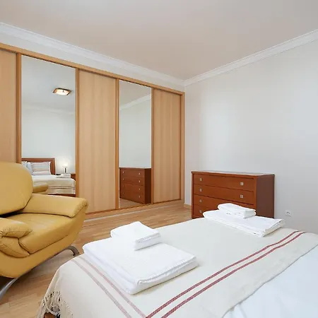 Comfy 4bdr In By Lovelystay Portimão